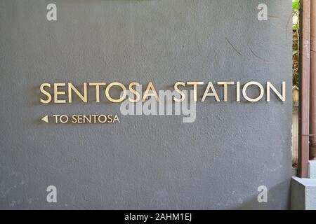 Singapur - ca. April 2019: Nahaufnahme von Sentosa Station Zeichen in Singapur Stockfoto