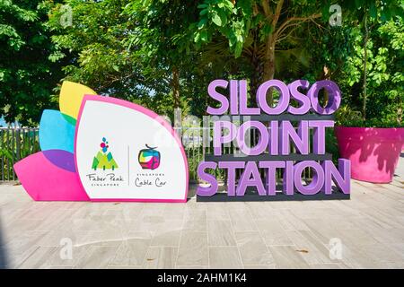 Singapur - ca. April 2019: Siloso Point Station Zeichen auf Sentosa Island in Singapur gesehen. Stockfoto