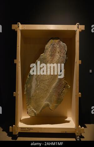Kopie des Penascosa Stein, im Museum für Kunst und Archäologie von Côa Valley, Portugal Stockfoto