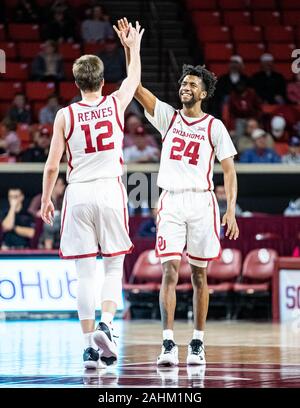 Norman, Oklahoma, USA. 30 Dez, 2019. Oklahoma Sooners guard Jamal Bieniemy (24) und Guard Austin Reaves (12) Hohe fünf während des Spiels am Montag, Dezember 30, 2019 an der Lloyd Noble Center in Norman, Oklahoma. Credit: Nicholas Rutledge/ZUMA Draht/Alamy leben Nachrichten Stockfoto