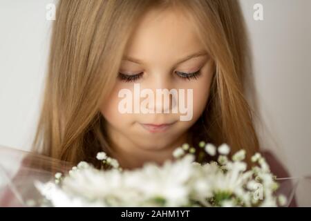 Nahaufnahme, Porträt einer wunderschönen jugendlich Romantisches Girl Holding einen Strauß weißer Blumen Stockfoto