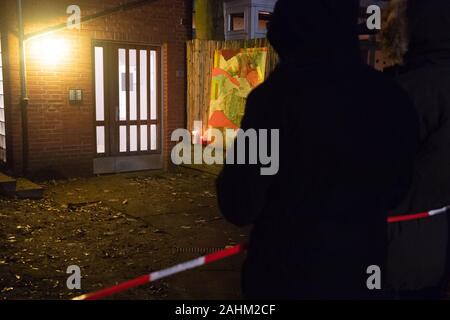 Hamburg, Deutschland. 31 Dez, 2019. Zwei Menschen stehen vor dem Eingang zum Haus der Schauspieler Jan Fedder, die durch ein Flattern Band geschlossen ist. Der Schauspieler starb im Alter von 64 Jahren in Hamburg. Credit: Jonas Walzberg/dpa/Alamy leben Nachrichten Stockfoto