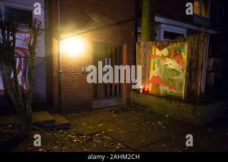 Hamburg, Deutschland. 31 Dez, 2019. Zwei Beerdigung Kerzen stehen vor dem Haus von Jan Fedder. Der Schauspieler starb im Alter von 64 Jahren in Hamburg. Credit: Jonas Walzberg/dpa/Alamy leben Nachrichten Stockfoto