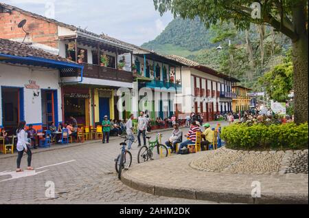 Genießen Sie einen Kaffee in der Main Plaza von bunten Jardin, Antioquia, Kolumbien Stockfoto