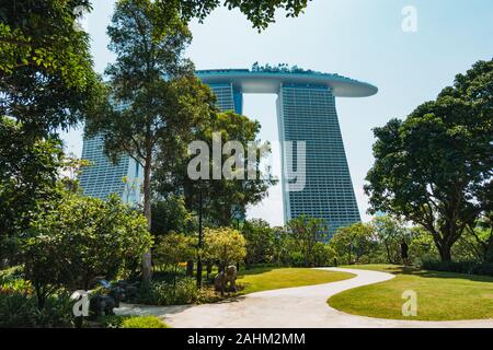Die ikonischen Marina Bay Sands Einblicke hinter dem Grün an einem sonnigen Nachmittag im Garten durch die Bucht, Singapur Stockfoto