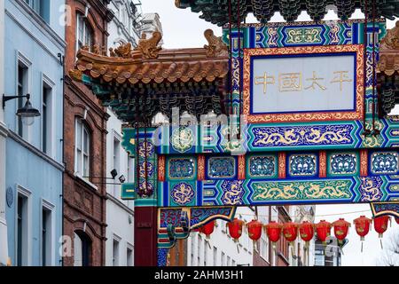 Chinatown Gate auf Wardour Street. London, England Stockfoto