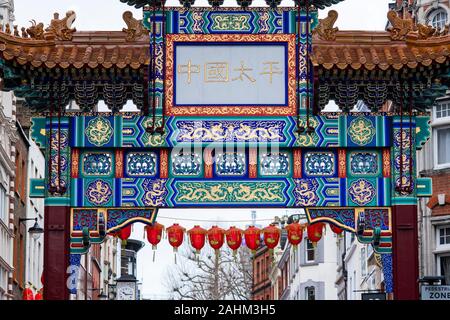 Chinatown Gate auf Wardour Street. London, England Stockfoto