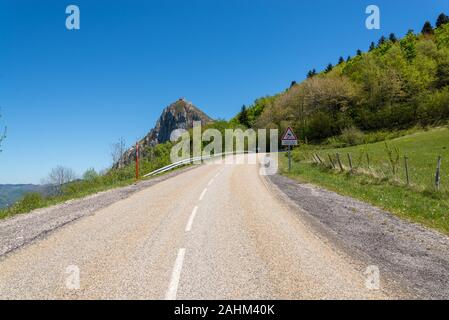 Straße auf der Festung Montsegur auf einem Felsen thront Stockfoto