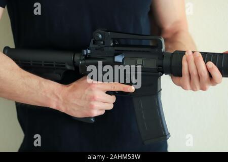 Männliche Holding eine AR-15 Sturmgewehr Stockfoto