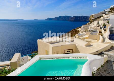 Traditionelles weißes Gebäude mit Blick auf das Mittelmeer in Oia, Santorini, Griechenland Stockfoto