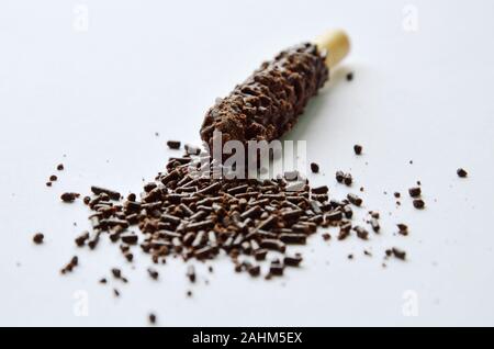 Schokolade überzogen biscuit Sticks auf weißem Hintergrund Stockfoto