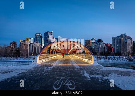 Blick auf die Skyline von Calgary an einem kalten Wintertag. Bow River und der Peace Bridge sind sichtbar im Bild. Bürotürme in den Kern der Innenstadt sind auch. Stockfoto