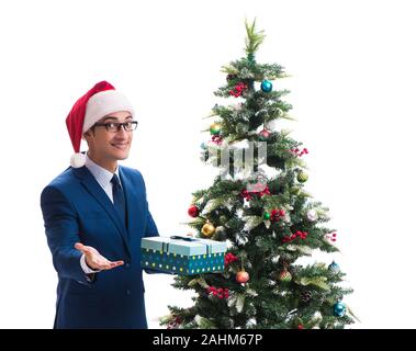 Der Geschäftsmann schmücken Weihnachtsbaum isoliert auf weißem Stockfoto