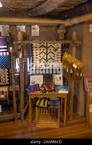 Native American Teppiche an der Hopi House im Grand Canyon, Arizona verkauft Stockfoto