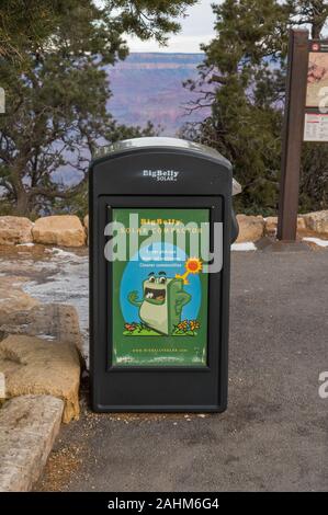 BigBelly solar compactor Mülleimer Stockfoto