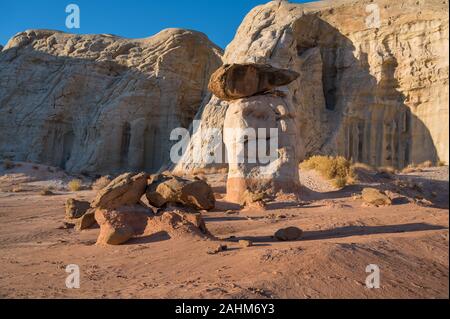 Fliegenpilz Hoodoos auf dem Paria Rimrocks/Fliegenpilz Hoodoos Trail in Kanab, Utah Stockfoto