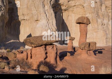 Fliegenpilz Hoodoos auf dem Paria Rimrocks/Fliegenpilz Hoodoos Trail in Kanab, Utah Stockfoto