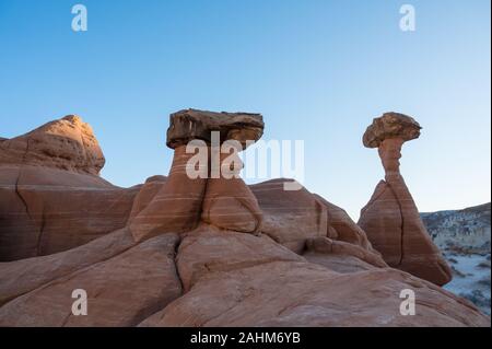 Fliegenpilz Hoodoos auf dem Paria Rimrocks/Fliegenpilz Hoodoos Trail in Kanab, Utah Stockfoto