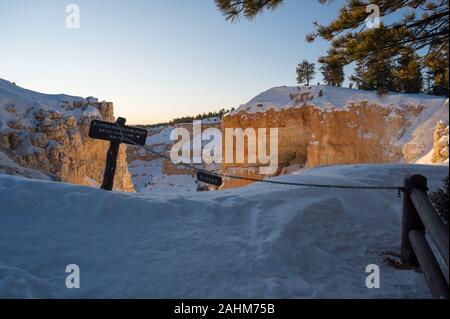Obere Inspiration Point sign-Straße wegen Schnee im Winter im Bryce Canyon, Utah geschlossen Stockfoto