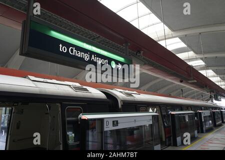 Tanah Merah MRT Station, Singapur. Hinweisschild zum Flughafen Changi. Stockfoto