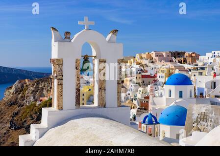Glockenturm in Oia, Santorini, Griechenland Stockfoto