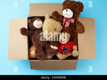 Braun Karton mit verschiedenen Teddybären, Ansicht von oben, Konzept der Hilfe und Freiwilligenarbeit Stockfoto
