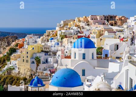 Blau Kuppelkirche und die traditionellen weißen Häuser mit Blick auf die Ägäis in Oia, Santorini, Griechenland Stockfoto