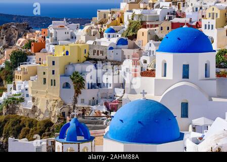 Blau Kuppelkirche und die traditionellen weißen Häuser mit Blick auf die Ägäis in Oia, Santorini, Griechenland Stockfoto