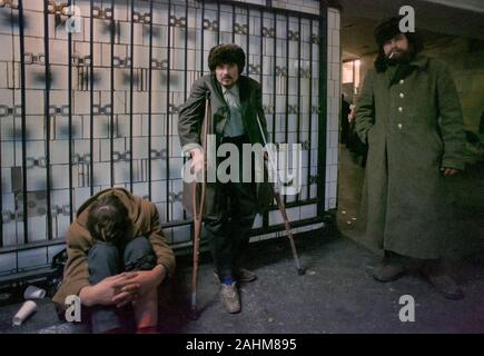 Obdachlose Männer warten auf ärztliche Behandlung von Medecins Sans Frontieres im Pawelezer Bahnhof an einem kalten Januar Nacht, Moskau, Russland, 31.01.1993. Stockfoto