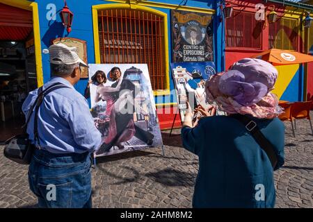 Asiatische Touristen in La Boca, Buenos Aires, Argentinien Stockfoto