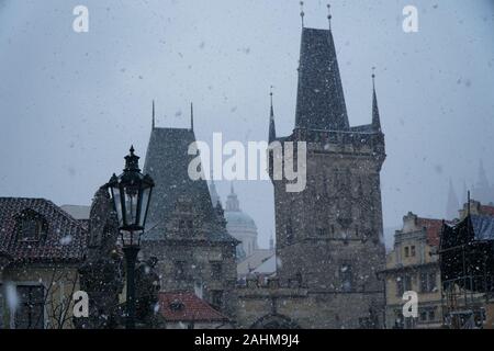 Prag, Tschechische Republik 2019: Prager Burg Türme e Türme in Richtung Karlsbrücke während einem Schneefall Stockfoto