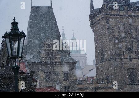 Prag, Tschechische Republik 2019: Prager Burg Türme e Türme in Richtung Karlsbrücke während einem Schneefall Stockfoto