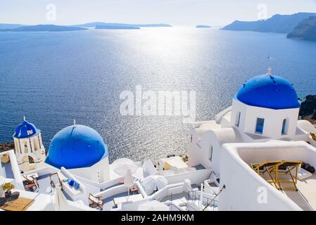 Blau Kuppelkirche und die traditionellen weißen Häuser mit Blick auf die Ägäis in Oia, Santorini, Griechenland Stockfoto