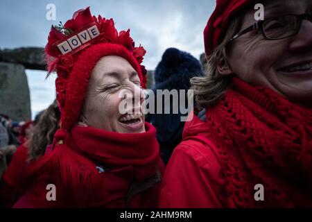 Wintersonnenwende feiern in Stonehenge. Tausende von Nachtschwärmern einschließlich der Modernen Druiden und Heiden in Stonehenge bei Salisbury, Großbritannien sammeln. Stockfoto