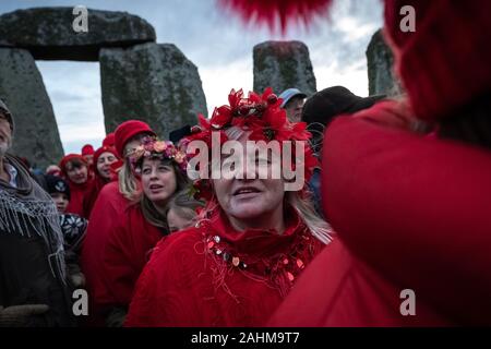 Wintersonnenwende feiern in Stonehenge. Tausende von Nachtschwärmern einschließlich der Modernen Druiden und Heiden in Stonehenge bei Salisbury, Großbritannien sammeln. Stockfoto