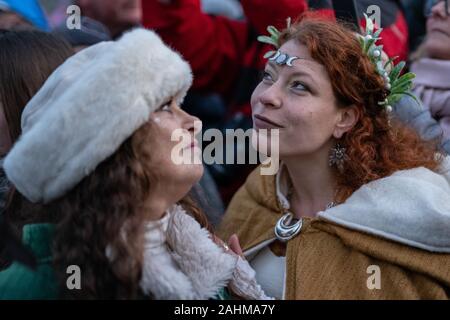 Wintersonnenwende feiern in Stonehenge. Tausende von Nachtschwärmern einschließlich der Modernen Druiden und Heiden in Stonehenge bei Salisbury, Großbritannien sammeln. Stockfoto