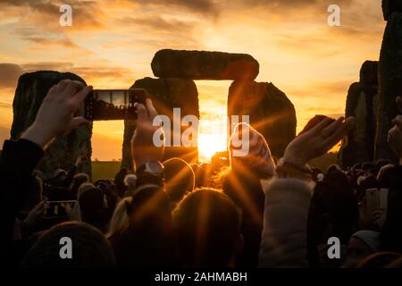 Wintersonnenwende feiern in Stonehenge. Tausende von Nachtschwärmern einschließlich der Modernen Druiden und Heiden in Stonehenge bei Salisbury, Großbritannien sammeln. Stockfoto