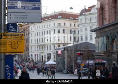 Brünn, Tschechische Republik - 17. November 2019: Straßenbahnhaltestelle, auf Hintergrund eingehende Personen zur Feier 30 Jahre samtene Revolution am Platz der Freiheit auf N Stockfoto