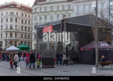 Brünn, Tschechische Republik - 17. November 2019: Die Bühne und eingehende Personen zur Feier 30 Jahre samtene Revolution am Platz der Freiheit am 17. Stockfoto