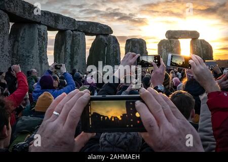 Wintersonnenwende feiern in Stonehenge. Tausende von Nachtschwärmern einschließlich der Modernen Druiden und Heiden in Stonehenge bei Salisbury, Großbritannien sammeln. Stockfoto