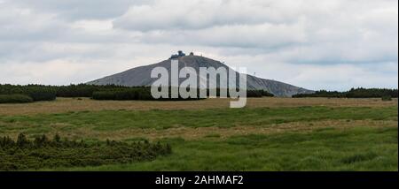 Höchste Berg der Tschechischen Republik - Schneekoppe im Riesengebirge im Sommer Abend Stockfoto