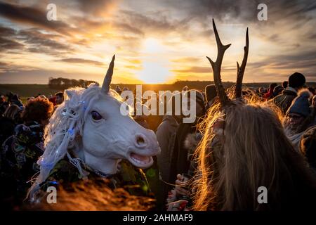 Wintersonnenwende feiern in Stonehenge. Tausende von Nachtschwärmern einschließlich der Modernen Druiden und Heiden in Stonehenge bei Salisbury, Großbritannien sammeln. Stockfoto