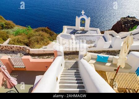 Treppen entlang der Hügel in Oia, Santorini, Griechenland Stockfoto