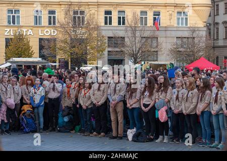 Brünn, Tschechische Republik - 17. November 2019: Scouts watch Fahne zur Feier 30 Jahre samtene Revolution in Liberty Square am 17. November, 20. Stockfoto