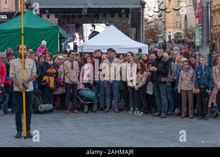 Brünn, Tschechische Republik - 17. November 2019: Scouts watch Fahne zur Feier 30 Jahre samtene Revolution in Liberty Square am 17. November, 20. Stockfoto