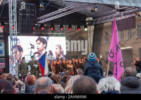 Brünn, Tschechische Republik - 17. November 2019: Die Bühne und stehen Leute auf der Feier 30 Jahre samtene Revolution an der Freiheit, November. Stockfoto