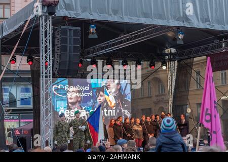 Brünn, Tschechische Republik - 17. November 2019: Die Bühne und stehen Leute auf der Feier 30 Jahre samtene Revolution an der Freiheit, November. Stockfoto