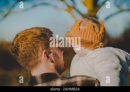 Papa, der kleine Junge in einem schicken Kleid trägt Stockfoto