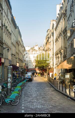 Blick auf die Rue de la Harpe mit Gebäuden und Fußgänger, Paris, Frankreich Stockfoto