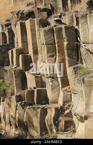 Schließen Sie herauf Bild der Säulenförmige Verfugung von Basalt Felsen in Boyabat, Sinop, Türkei, an einem sonnigen Tag. Stockfoto